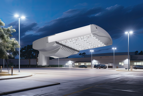 Luminária pública de LED em destaque sobreposto em imagem de pátio e estacionamento iluminado à noite.