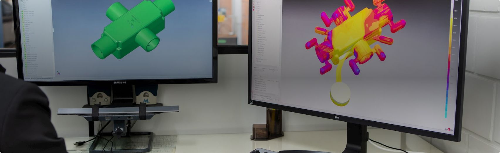 Dos monitores con moldes 3D que se exhiben en la pantalla.