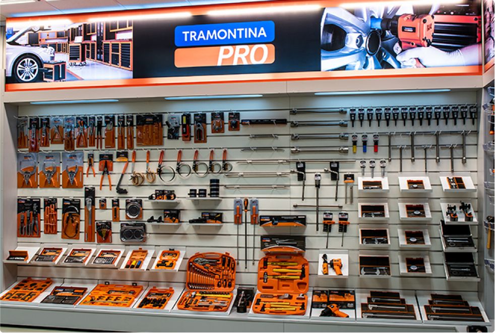 Showcase with Tramontina PRO products.