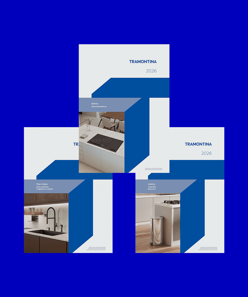 Três capas de catálogos técnicos da Tramontina organizadas de forma sobreposta sobre um fundo azul. Cada catálogo apresenta uma letra 'T' estilizada em azul e fotos de produtos: o superior destaca eletrodomésticos, o inferior esquerdo foca em pias e cubas