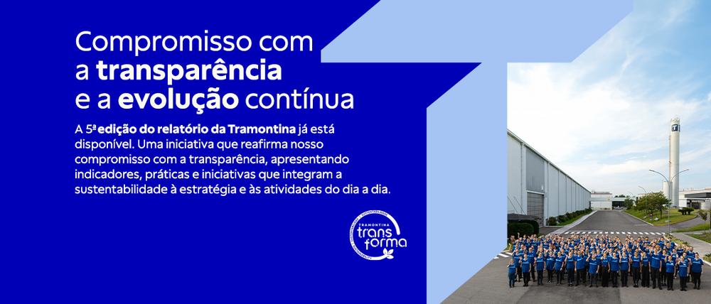 Imagem retangular dividida. À esquerda, sobre fundo azul escuro, destaca-se o título em branco: "Compromisso com a transparência e a evolução contínua", com as palavras transparência e evolução em negrito. Abaixo, um texto menor diz: "A 5ª edição do relat