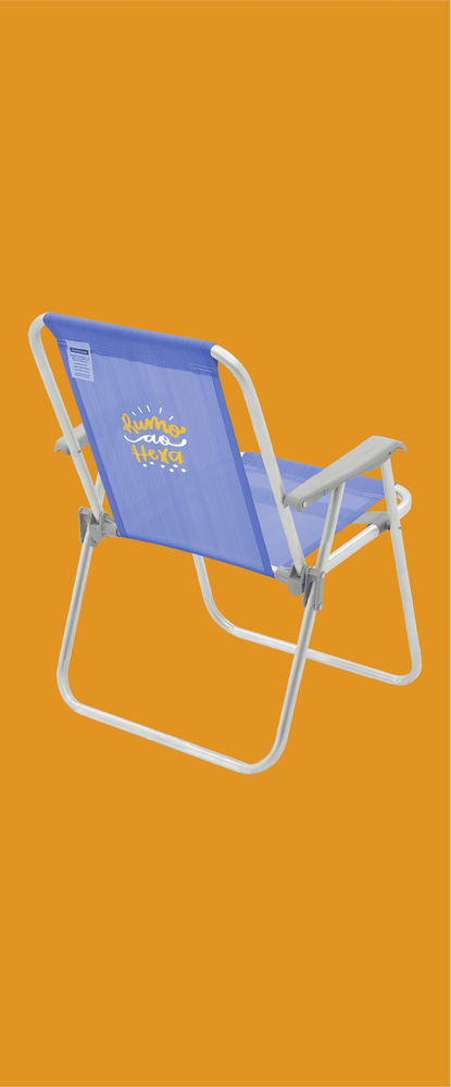 Vista traseira de uma cadeira de praia dobrável da Tramontina, com estrutura de alumínio e tela azul. No encosto, há uma estampa personalizada com a frase 'Rumo ao Hexa' em amarelo e branco, com pequenas estrelas. A imagem possui um fundo laranja sólido.