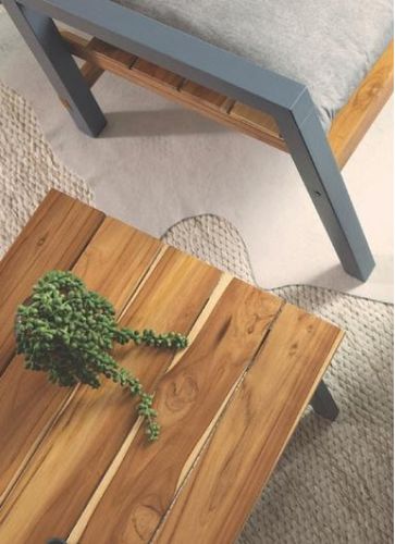 Mesa de madeira com uma planta em cima.