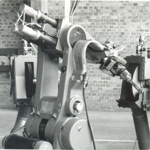 Foto en blanco y negro del Robot Nokia de Tramontina.
