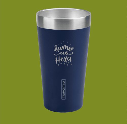 Copo térmico Tramontina na cor azul marinho com borda em aço inox, personalizado com a gravação a laser da frase 'Rumo ao Hexa' e pequenas estrelas. O copo está centralizado sobre um fundo verde sólido.