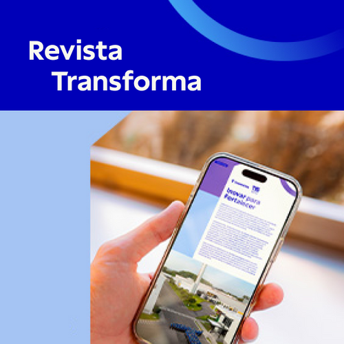 Mano sosteniendo un smartphone que muestra la edición digital de la Revista Transforma de Tramontina, con el título "Innovar para Fortalecer" en la pantalla.
