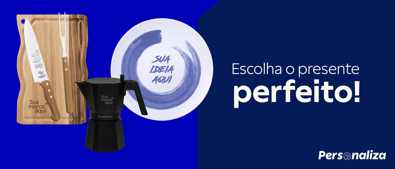 Banner promocional de Dia dos Pais da Tramontina Personaliza. À esquerda, sobre fundo azul royal, aparecem um kit de churrasco com tábua e faca, uma cafeteira italiana preta e um prato raso com estampa azul circular. Todos os produtos possuem simulação de